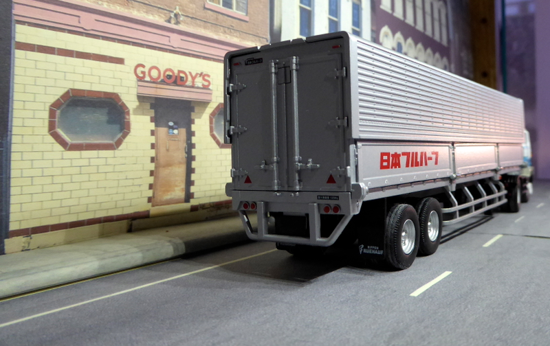 Illustration for article titled Hot Sixty 4th: Truckin' Thursday with Tomica Trailer